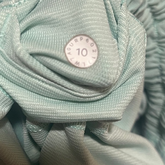 Lululemon Women's Light Green/Blue hotty hot shorts 2.5 - Picture 3 of 3